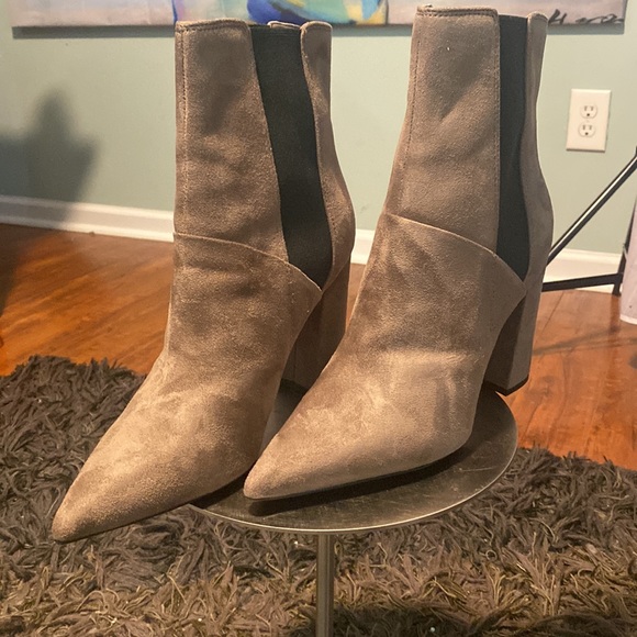 NWOT GUESS WOMEN’S DARK GRAY SUEDE POINTED TOE ANKLE FASHION BOOTS - Picture 3 of 12